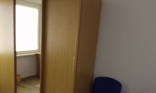 Duży POKÓJ (12m2, 1-osob). Nowoczesne meble-duże biurko, duża szafa