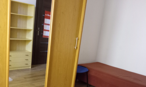 Duży POKÓJ (12m2, 1-osob). Nowoczesne meble-duże biurko, duża szafa